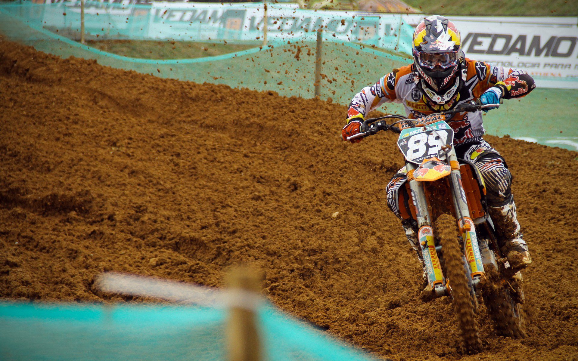 尼斯后场稳固防守撑起比赛防线，尼斯主场